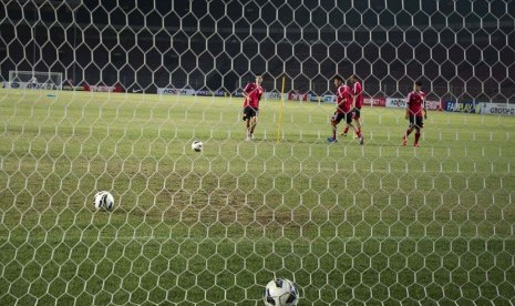 Pesepakbola timnas Cina menggelar sesi latihan menjelang pertandingan melawan Indonesia di Stadion Utama Gelora Bung Karno, Senayan, Jakarta, Senin (14/10) malam. (Antara/Ismar Patrizki)