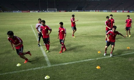 Pesepakbola timnas Cina menggelar sesi latihan menjelang pertandingan melawan Indonesia di Stadion Utama Gelora Bung Karno, Senayan, Jakarta, Senin (14/10) malam. (Antara/Ismar Patrizki)