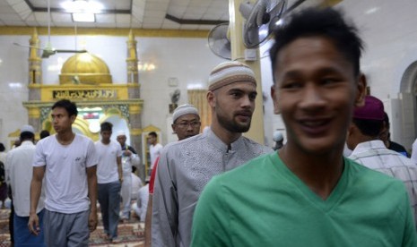  Pesepakbola timnas Indonesia Diego Michiels (kedua kanan) dan Yandi Sofyan Munawar (kanan) berjalan keluar seusai melaksanakan shalat jumat di Masjid Jamee, Lewe, Naypyitaw, Myanmar, Jumat (20/2).  (Antara/Prasetyo Utomo)