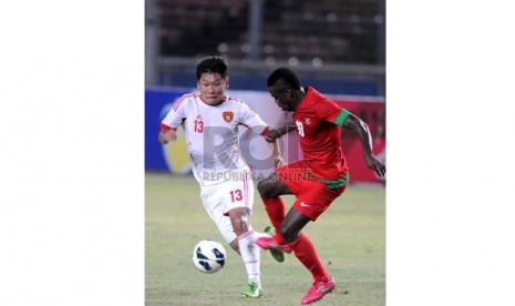   Pesepakbola timnas Indonesia, Greg Nwokolo (kanan) berebut bola dengan pemain Cina saat laga kualifikasi Piala Asia 2015 di Stadion Utama Gelora Bung Karno, Jakarta, Selasa (15/10).  (Republika/ Wihdan)