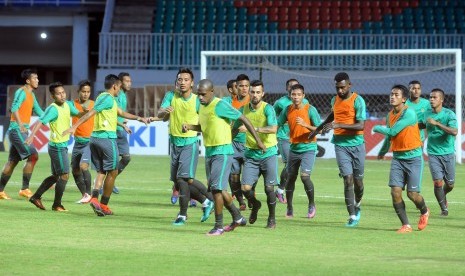 Skuat timnas Indonesia melakukan latihan uji coba lapangan stadion Pakansari jelang laga Indonesia lawan Vietnam, Jumat (2/12). Latihan dilakukan jelang laga putaran pertama semifinal Piala AFF 2016 antara Indonesia lawan Vietna