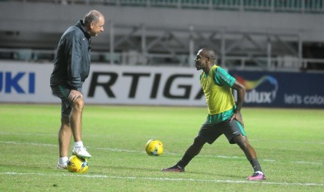 Kapten timnas Indonesia, Boaz Solossa (kanan) melakukan latihan uji coba lapangan Stadion Pakansari Cibinong, Jumat (2/12). Latihan dilakukan jelang laga putaran pertama semifinal Piala AFF 2016 antara Indonesia lawan Vietnam, besok.