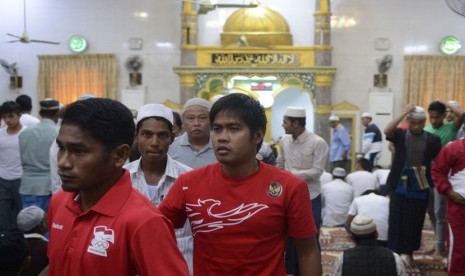  Pesepakbola timnas Indonesia Ramdani Lestaluhu (kiri) dan Elgi Melgiansyah (kanan) berjalan keluar seusai melaksanakan shalat Jumat di Masjid Jamee, Lewe, Naypyitaw, Myanmar, Jumat (20/2).    (Antara/Prasetyo Utomo)