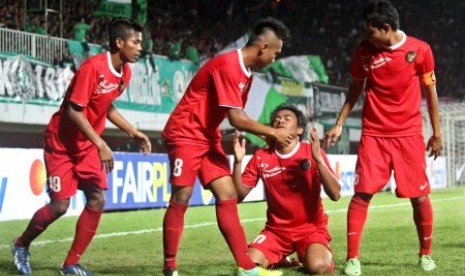 Pesepakbola Timnas Indonesia U-19, Ilham Udin Armayn (kedua kanan) melakukan selebrasi bersama rekannya seusai mencetak gol ke gawang PSS Sleman pada pertandingan uji coba di Stadion Maguwoharjo, Sleman, Yogyakarta, Senin (3/2). Timnas menang dengan skor 1