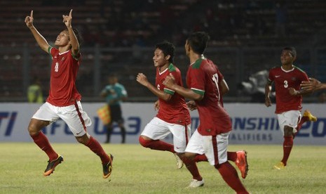 Pesepakbola Timnas Indonesia U-23 Adam Alis Setyano (kiri) bersama rekannya meluapkan kegembiraannya usai mencetak gol ke gawang Timor Leste U-23 pada pertandingan kualifikasi Piala Asia U-23 2016 di Stadion Utama Gelora Bung Karno, Jakarta, Jumat (27/3). 