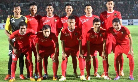 Pesepakbola Timnas Indonesia U19 berfoto bersama sebelum laga ujicoba melawan Persiba Bantul di Stadion Sultan Agung, Bantul, Yogyakarta, Rabu (5/2) malam.