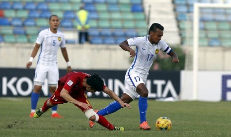 Pesepakbola timnas Malaysia Mohd Amri Yahya (kanan) melewati pesepakbola Vietnam Luong Xuan Truong (kiri) dalam pertandingan piala AFF grup B di Yangon, Myanmar.