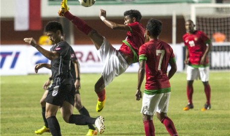 Pesepakbola Timnas U23 Indonesia, Alfin Ismail (tengah), melakukan tendangan salto dalam pertandingan persahabatan melawan Timnas U23 Brunei Darussalam di Stadion Maguwoharjo, Sleman, Yogyakarta, Kamis (15/8). 