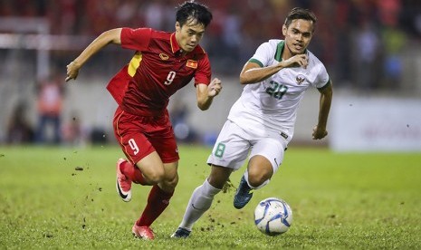  Pesepakbola Vietnam Nguyen Vam Toan (kiri) berebut bola dengan pemain Timnas Muhammad Rezaldi Hehanusa pada babak penyisihan Grup B SEA Games XXIX di Stadion di Stadion Selayang, Selangor, Malaysia, Selasa (22/8).