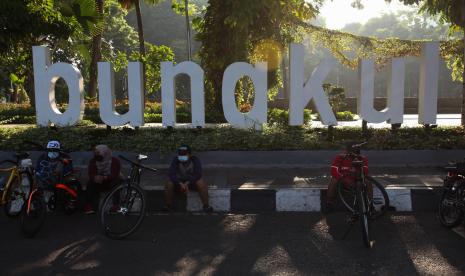 Pesepeda beristirahat di Taman Bungkul, Surabaya, Jawa Timur, Sabtu (23/10). Pemerintah Kota Surabaya bersama DPRD Kota Surabaya mengesahkan Anggaran Pendapatan dan Belanja Daerah (APBD) tahun 2022 tepat di Hari Pahlawan, Rabu (10/11).