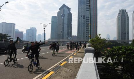 Pesepeda berolahraga melintasi kawasan Kuningan, Jakarta, Ahad (19/12/2021). Pemerintah mengimbau masyarakat agar tetap konsisten mematuhi protokol kesehatan termasuk ketika berolahraga luar ruang dan menghindari aktivitas yang menimbulkan kerumunan, pasca temuan kasus positif COVID-19 varian Omicron yang telah masuk ke Indonesia. 