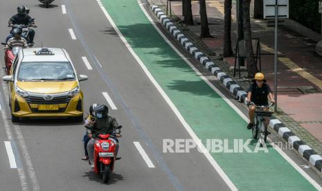 Pesepeda melintasi jalur sepeda di Jalan MH Thamrin, Jakarta, Sabtu (6/2/2021). Pemprov DKI Jakarta akan membangun jalur sepeda permanen di ruas Jl Sudirman-Jl MH Thamrin sepanjang 11,2 kilometer dengan lebar jalur sebesar dua meter sebagai bagian dari program Jakarta Ramah Bersepeda. 