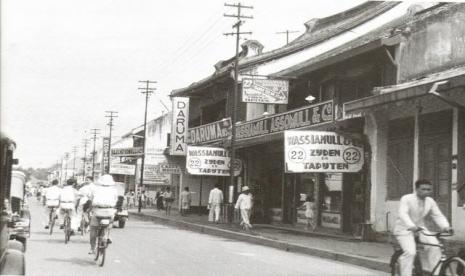 Pesepeda mengayuh di Pasar Senen, Jakarta.