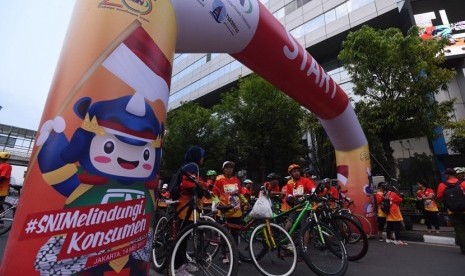 Pesepeda mengikuti kegiatan Fun Bike dalam rangkaian Hari Konsumen 2017 yang digelar Badan Standardisasi Nasional 