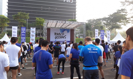 Peserta Adidas Run for the Oceans di SCBD Jakarta, Ahad (16/6).