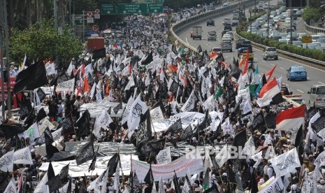 Peserta Akis 299. Peserta Aksi 299 unjuk rasa penolakan perpu ormas dan kebangkitan PKI di depan Kantor DPR RI dan MPR RI Jakarta, (29/09).