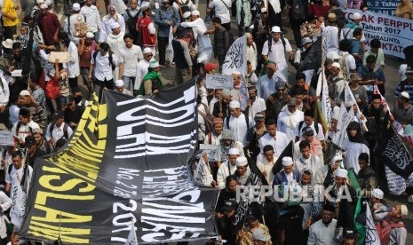 Peserta Akis 299. Peserta Aksi 299 unjuk rasa penolakan perpu ormas dan kebangkitan PKI di depan Kantor DPR RI dan MPR RI Jakarta, (29/09).