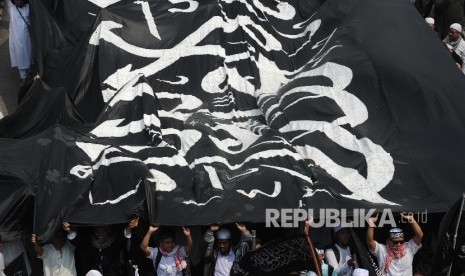 Pro Kontra Khilafah: Peserta Aksi 299 unjuk rasa penolakan perpu ormas dan kebangkitan PKI membawa bendera Khilafah di depan Kantor DPR RI dan MPR RI Jakarta, beberapa waktu lalu. Isu khilafah menjadi pro kontra di Tanah Air terkait kurikulum pendidikan madrasah.