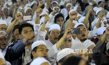 Peserta aksi 112 (12 Februari 2017) mengikuti Tausiyah Nasional di Masjid Istiqlal, Jakarta, Sabtu (11/2)