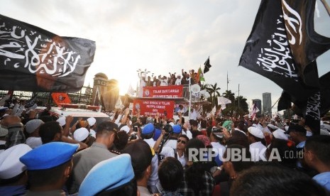  Peserta Aksi 299 bersama perwakilan Anggota DPR RI mengatakan allahuakbar saat unjuk rasa penolakan perpu ormas dan kebangkitan PKI di depan Kantor DPR RI dan MPR RI Jakarta, (29/09).