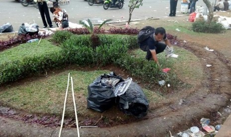 Peserta aksi 299 memunguti sampah sebelum membubarkan diri