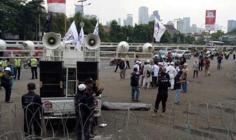 Peserta aksi 299 mulai mendatangi depan Gedung DPR/MPR di Senayan, Jakarta Pusat, Jumat (29/9)