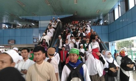 Peserta Aksi 55 yang menggunakan moda transportasi Commuter Line di Stasiun Juanda, Jum'at (4/5).