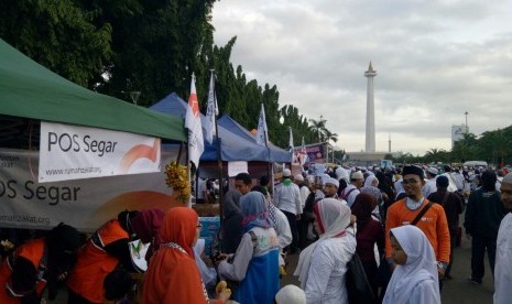 Peserta Aksi Bela Al Quds antusias mendatangani Pos Segar Rumah Zakat di kawasan Monas, Jakarta, Ahad (17/12).