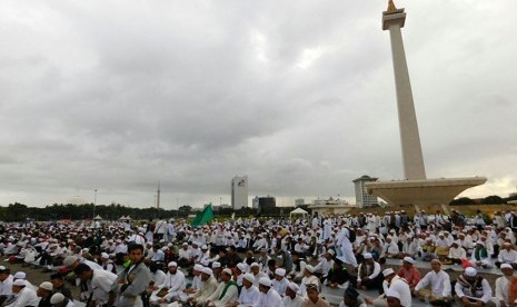 Peserta Aksi Bela Islam III memadati lapangan Monas, Jakarta, Jumat (2/12).