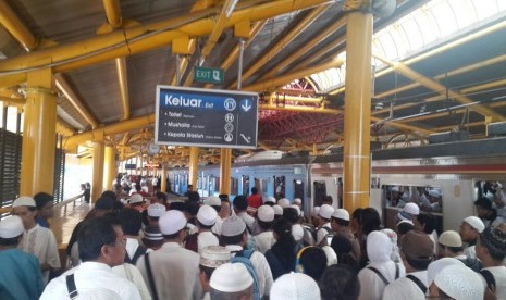 Peserta Aksi Bela Islam III tengah memadati Stasiun Gongdangdia, Jakarta Pusat, Jumat (2/12).