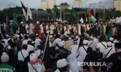 Peserta aksi bela Palestina memadati kawasan Lapangan Monas, Jakarta, Ahad (17/12).