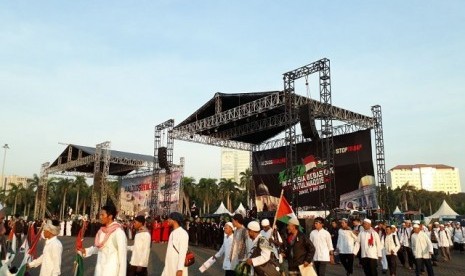 Peserta Aksi Bela Palestina mulai berkumpul di lapangan Monas, Jumat (11/5).