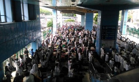 Peserta aksi damai 2 Desember Shalat Jumat di Stasiun Juanda, Jakarta, Jumat (2/12), dikarenakan lapangan Monas sudah dipenuhi massa.