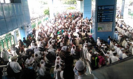 Peserta Aksi Damai 2 Desember Shalat Jumat di Stasiun Juanda, Jakarta, Jumat (2/12).