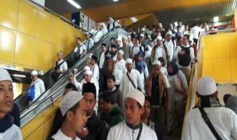 Peserta aksi damai 2 Desember tengah memadati stasiun Gondangdia. Massa yang mayoritas dari Depok dan Bogor tiba di stasiun Gondangdia dan langsung mengarah ke Monumen Nasional.