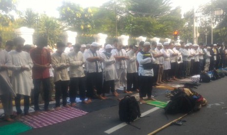 Peserta aksi damai 4 November melaksanakan shalat Ashar berjamaah.