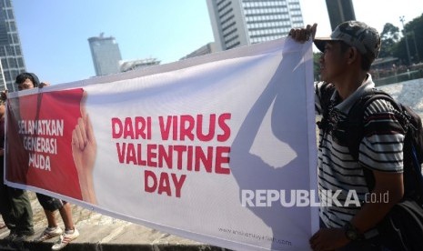 Peserta aksi damai menolak peringatan hari valentine saat Hari Bebas Kendaraan Bermotor di Bundaran Hotel Indonesia, Jakarta, Ahad (14/2).  (Republika/Wihdan)