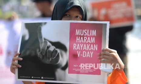 Peserta aksi damai menolak peringatan hari valentine saat Hari Bebas Kendaraan Bermotor di Bundaran Hotel Indonesia, Jakarta, Ahad (14/2).  (Republika/Wihdan)