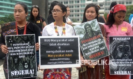 Peserta aksi dari Aliansi Masyarakat Adat Nusantara (AMAN) menggelar aksi unjuk rasa di Bundaran Hotel Indonesia, Jakarta, beberapa waktu lalu.