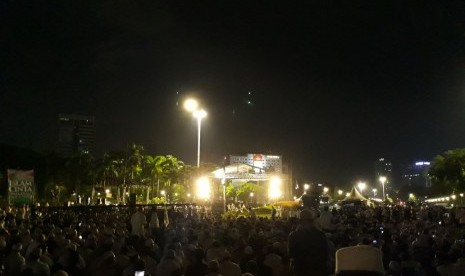 Peserta aksi reuni 212 melakukan shalat tahajud di lapangan Monas, Sabtu (2/12) dini hari.