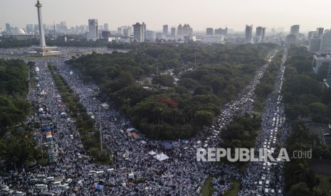 Peserta aksi reuni 212 memadati kawasan Monas dan Jalan Medan Merdeka Selatan, Jakarta, Ahad (2/12/2018). 