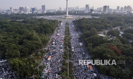 Peserta aksi reuni 212 memadati kawasan Monas di Jakarta, Ahad (2/12/2018). 