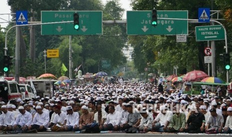 Peserta Aksi Simpatik 55 melaksanakan shalat Jumat sebelum mengikuti longmarch ke Gedung Mahkamah Agung, Jumat (5/5).