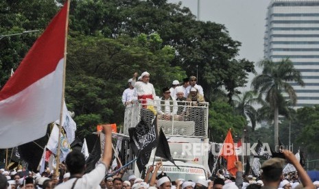 Peserta Aksi Simpatik  55 saat mengikuti longmarch ke Gedung Mahkamah Agung, Jumat (5/5) 