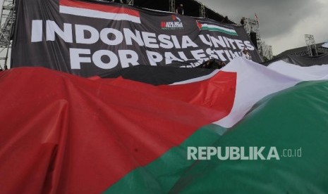 A giant Palestinian flags unfolded by participant of Palestinan solidarity rally at National Monument, Jakarta, on December 17, 2017. 