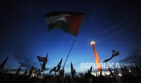  Indonesian people raise the Palestinian flag during the Palestinian solidarity rally at the National Monument, Jakarta, Sunday (Dec 17, 2017).