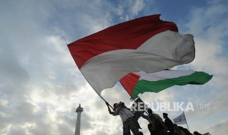 Bendera Palestina dan Indonesia dikibarkan dalam aksi solidaritas Palestina beberapa waktu lalu (ilustrasi). ndonesia menjadi salah satu negara yang berhubungan baik dengan Palestina termasuk dalam sektor perdagangan.