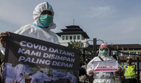 Peserta aksi yang tergabung dalam Forum Komunikasi Honorer Fasilitas Pelayanan Kesehatan (fasyankes) Jawa Barat berunjuk rasa di depan Gedung Sate, Bandung, Jawa Barat, Jumat (5/8/2022). Dalam aksinya, tenaga kesehatan honorer tersebut menuntut untuk non-ASN nakes dan non-nakes yang bekerja di fasyankes pemerintah baik di puskesmas maupun rumah sakit untuk segera diakomodir dan diangkat sebagai ASN maupun PPPK menyesuaikan PP nomor 49 tahun 2018. 