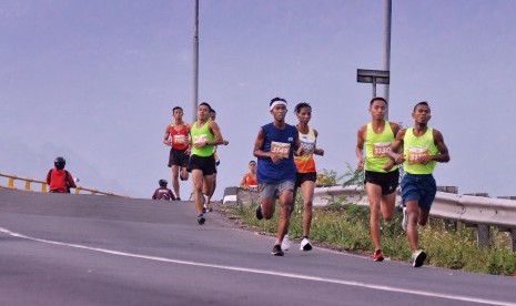 Peserta Ambarawa Heritage Run 2018 tengah melintas di Jalur Lingkar Ambarawa, Kabupaten Semarang, Jawa Tengah.