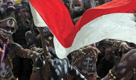 Bendera merah putih di lapangan Hokky Kota Sorong Papua Barat.